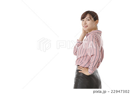 振り向く若い女性 振り向く若い女性 22947302
