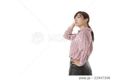 振り向く若い女性 振り向く若い女性 22947306