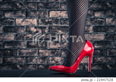 赤いハイヒールを履いている女性 22947528