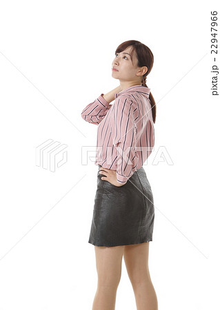 振り向く若い女性 22947966