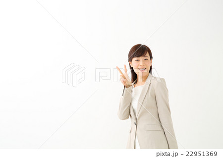 ビジネスウーマン　振り向き 22951369