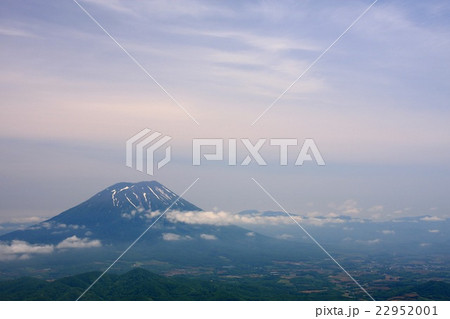 初夏の昆布岳から見る残雪の羊蹄山 22952001
