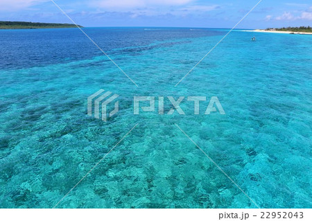 宮古島の美しい青い海 22952043