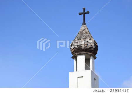 小さなチャペルのネギ坊主頭の塔　十字架 22952417