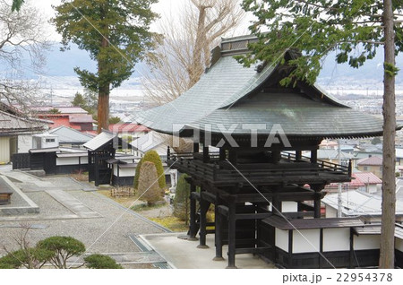 信州 諏訪の寺院 善光寺 境内と山門横 長野善光寺の前に本尊が7年間とどまった寺 信州 諏訪の寺院 善光寺 境内と山門横 長野善光寺の前に本尊が7年間とどまった寺 22954378