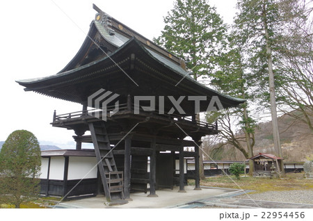 信州 諏訪の寺院 善光寺の山門 大隅流の矢崎玖右衛門の建築 長野善光寺の前に本尊が７年間とどまった寺の写真素材 [22954456] - PIXTA