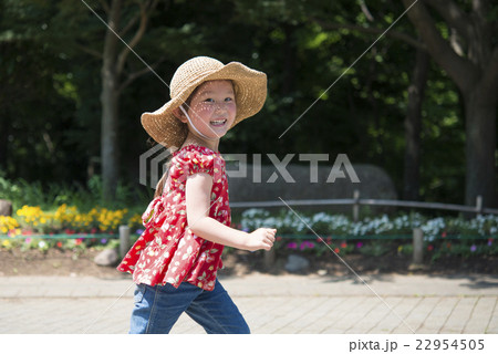 走る女の子 22954505