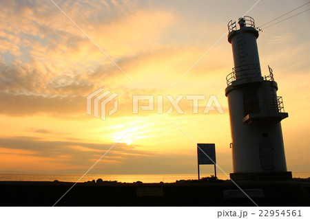 夕焼けの灯台 22954561