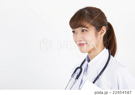 ノートパソコンを持つ女性医師 看護師 22954587