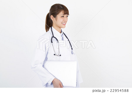 ノートパソコンを持つ女性医師 看護師 22954588