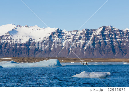 Jakulsalon lagoon with mountain snow covered 22955075