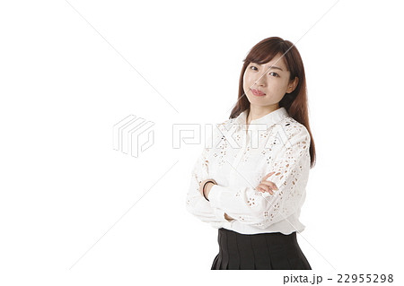 腕組みポーズの若い女性の写真素材