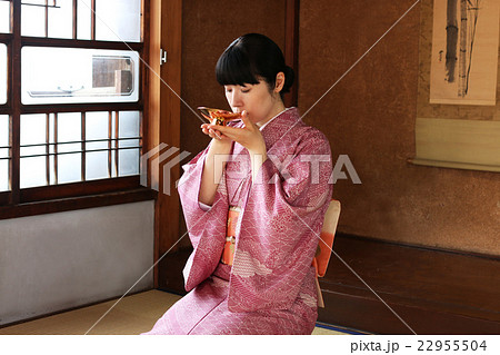 盃でお屠蘇を飲む着物姿の女性 22955504