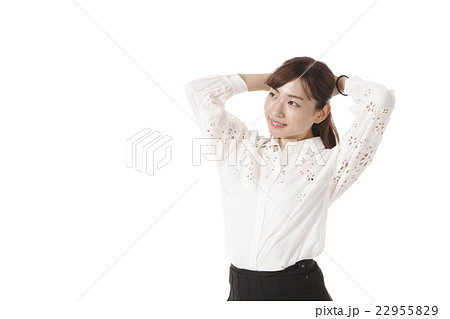 髪を束ねる若い女性 髪を束ねる若い女性 22955829