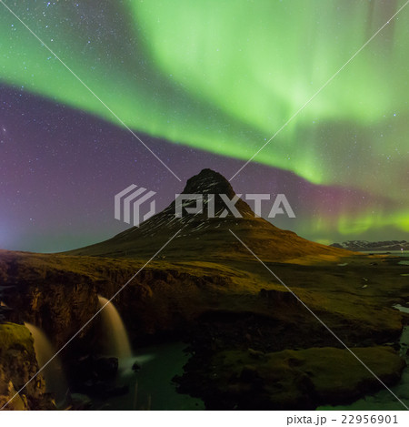 Beautiful northen lights over Kirkjufell mountain Beautiful northen lights over Kirkjufell mountain 22956901