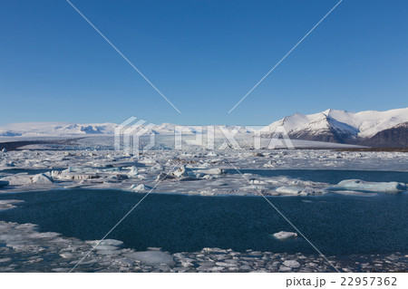 Blue ice lagoon with clear blur sky, Iceland 22957362