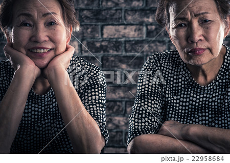 笑う女性と悩む女性 笑う女性と悩む女性 22958684