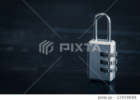 ダイヤル式の鍵 22958688
