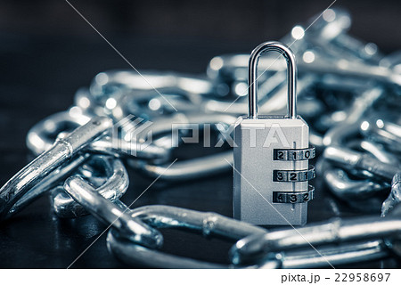 鍵とチェーン 22958697