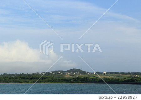 海から望む小浜島の丘 22958927