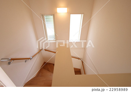 住宅　2階　階段　ホール　空間　ジャロジー窓あり　施工例 22958989