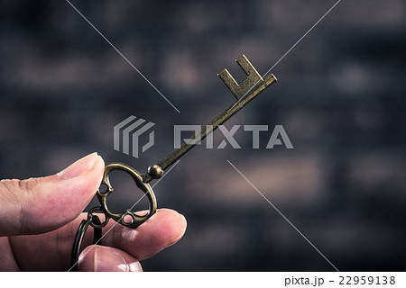 暗い背景で撮影された鍵 22959138