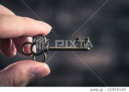 暗い背景で撮影された鍵 22959140