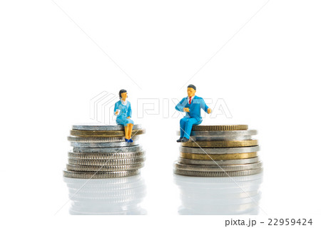 ミニチュアとお金 男女の違い 22959424