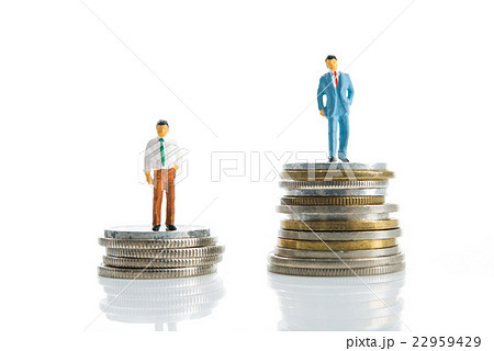 ミニチュア,お金の上に立っている男性,比較 22959429