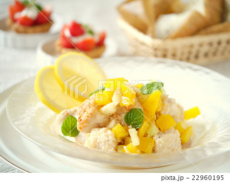 チキンの蜂蜜レモンマリネのランチ (横位置) チキンの蜂蜜レモンマリネのランチ (横位置) 22960195