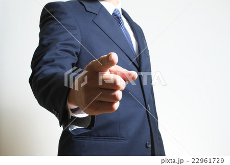 力強く指差しするスーツの男性 22961729