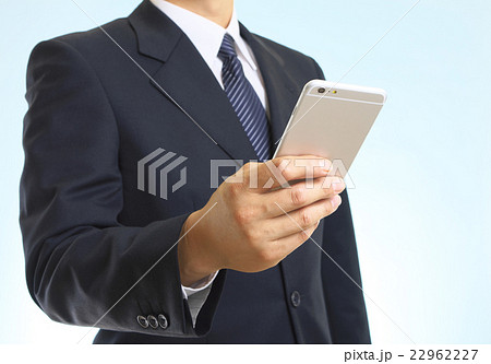 スマートフォンを持つビジネスマン 22962227