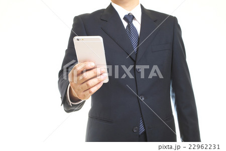 スマートフォンを持つビジネスマン 22962231