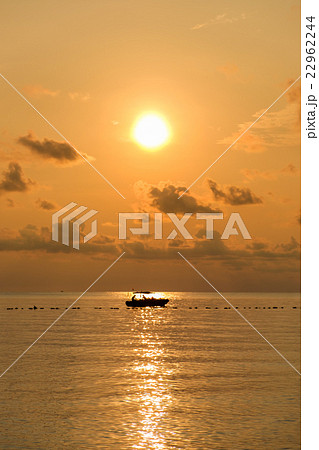 Seascapeduring sunrise with silhouette of boat Seascapeduring sunrise with silhouette of boat 22962244