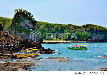 金沢・能登金剛・巌門・千畳敷岩から眺める鷹巣岩と観光船(3) 金沢・能登金剛・巌門・千畳敷岩から眺める鷹巣岩と観光船(3) 22964354