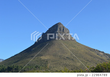 南アフリカ、ケープタウン、テーブルマウンテンに並ぶライオンの頭と呼ばれる山 南アフリカ、ケープタウン、テーブルマウンテンに並ぶライオンの頭と呼ばれる山 22964789
