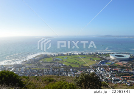 南アフリカ、ケープタウン、山の上から見た風景 ー ローベン島とワールドカッップサッカースタジアム 南アフリカ、ケープタウン、山の上から見た風景 ー ローベン島とワールドカッップサッカースタジアム 22965345