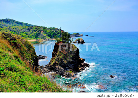 能登金剛・パーク展望台駐車場より関野鼻と弁慶二太刀岩を望む（７） 22965637