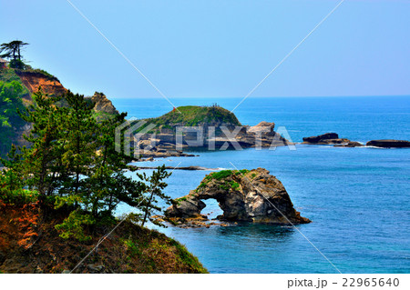 能登金剛・パーク展望台駐車場より関野鼻越しに弁慶二太刀岩を望む（３） 22965640