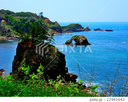 能登金剛・パーク展望台駐車場より関野鼻越しに弁慶二太刀岩を望む（５） 22965642
