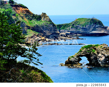 能登金剛・パーク展望台駐車場より関野鼻越しに弁慶二太刀岩を望む（６） 22965643