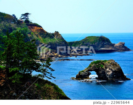 能登金剛・パーク展望台駐車場より関野鼻越しに弁慶二太刀岩を望む（７） 22965644