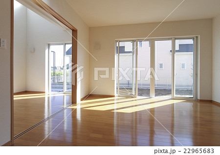 住宅 LDK 吹き抜け天井の部屋隣接 デザイン住宅 シンプル家具なし施工例 住宅 LDK 吹き抜け天井の部屋隣接 デザイン住宅 シンプル家具なし施工例 22965683