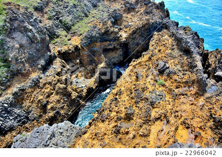 能登金剛・義経の舟隠し・恐る恐るのぞき込む断崖（1） 22966042