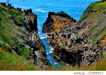 能登金剛・義経の舟隠し・全景（４） 22966051