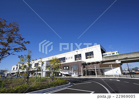 仙台市地下鉄南北線富沢駅の新しく綺麗に整備されたロータリーと晴天の青空を駆ける地下鉄の車両 22969005