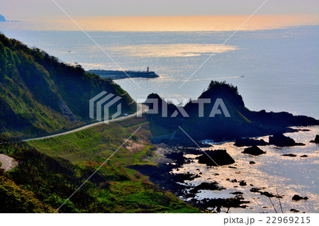 能登半島・つばき公園より夕暮れの堂ヶ崎を望む（２） 22969215
