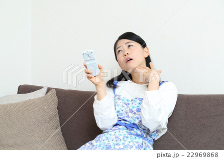 エアコンの温度を調整する女性 22969868