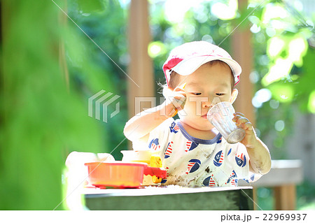 おままごと遊びをする子ども おままごと遊びをする子ども 22969937