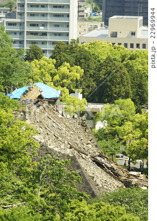 2016年熊本地震で被災した熊本城。石垣,櫓,天守閣に甚大な被害を受け公開中止閉鎖。平御櫓は崩壊 2016年熊本地震で被災した熊本城。石垣,櫓,天守閣に甚大な被害を受け公開中止閉鎖。平御櫓は崩壊 22969944